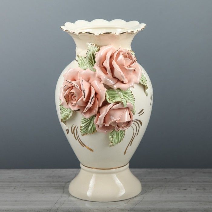 Ваза новороссийск купить. Лепка вазы. Керамическая ваза с розочками. Цветы в керамической вазе.