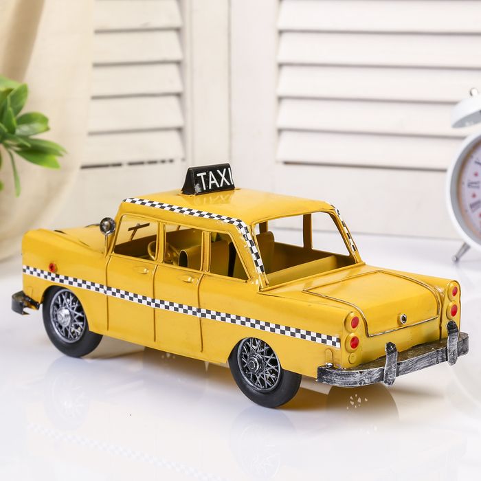 Купить желтое такси. Американское такси игрушка. Такси сувенир. Такси машина "Чайка". Машинка модель Чайка такси.