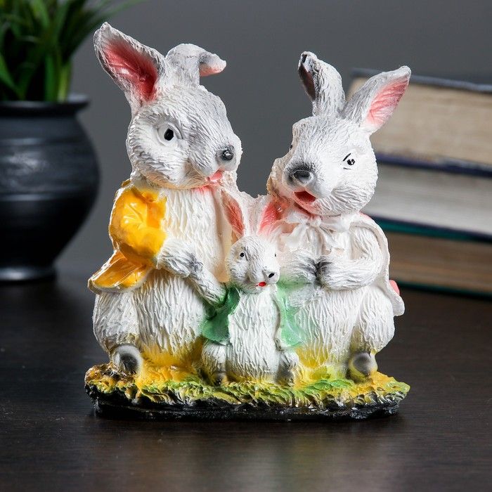 Кролик 7 лет. Семья кроликов статуэтка. Копилка кролик семья. Семейство кроликов сувенир. Сувенир кролик на новый год.