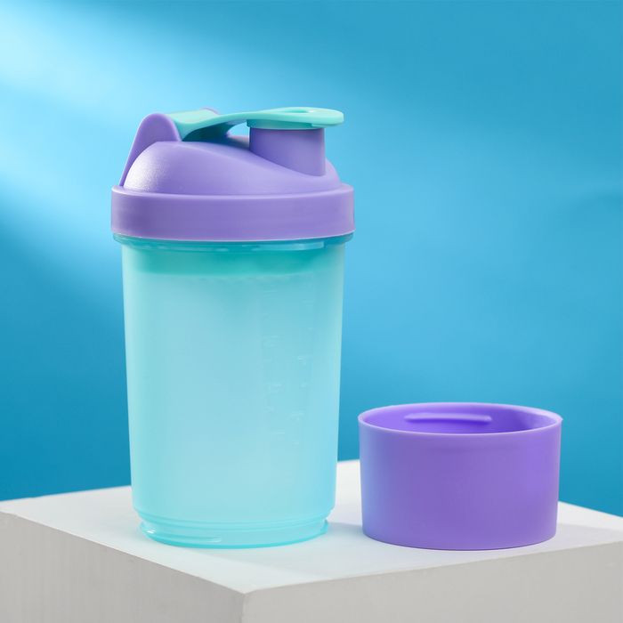 Шейкер для протеина. Шейкер с чашей под протеин. Шейкер фиолетовый. Шейкер сиреневый. Виды шейкеров